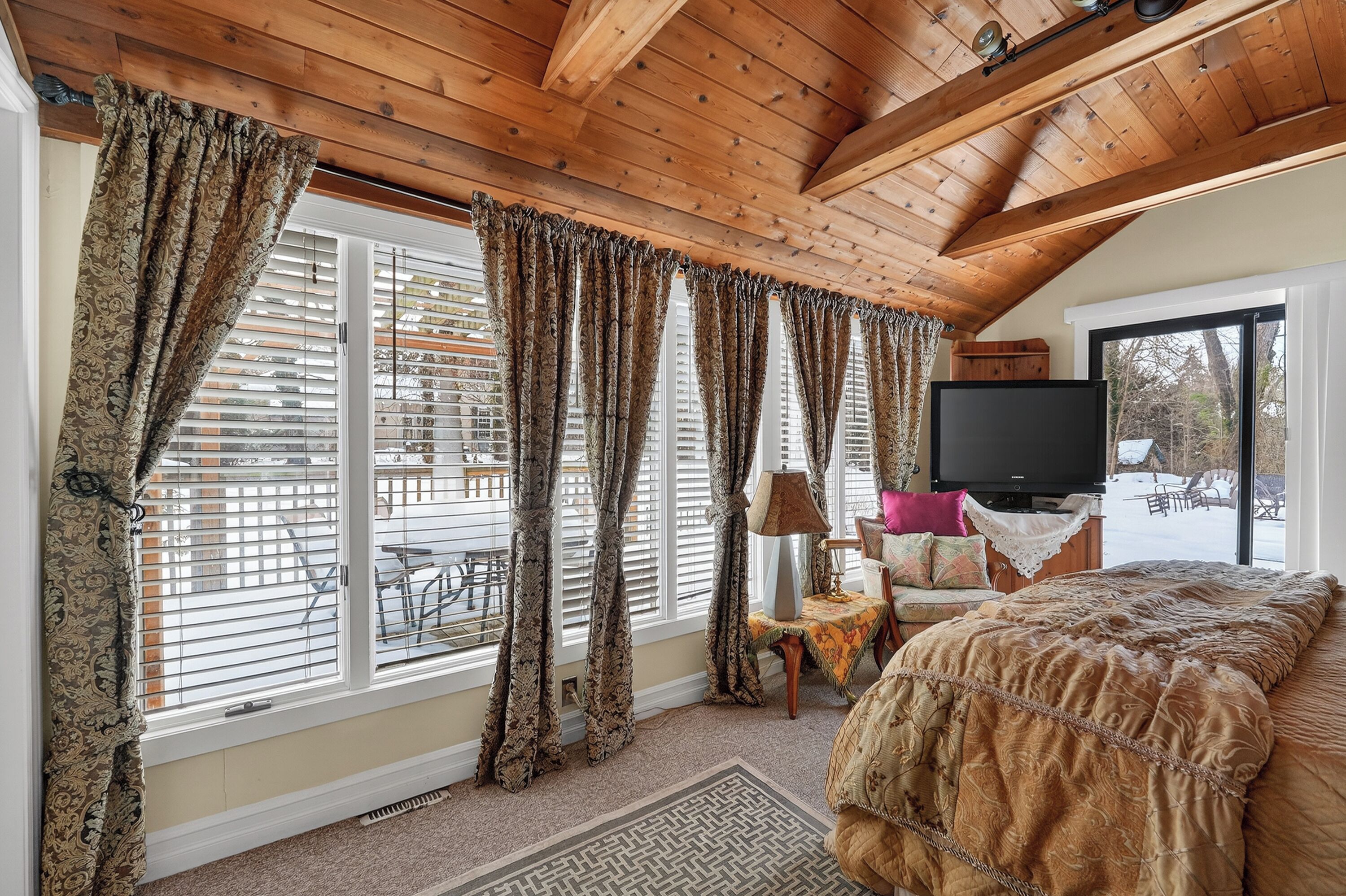 3 sovrum, skrivbord, strykjärn/strykbräda och resesäng