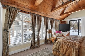 3 dormitorios, escritorio, tabla de planchar con plancha y cuna de viaje