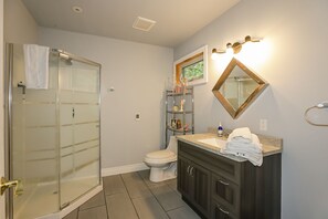 Kylpyamme, hiustenkuivaaja, pyyhkeet, saippua