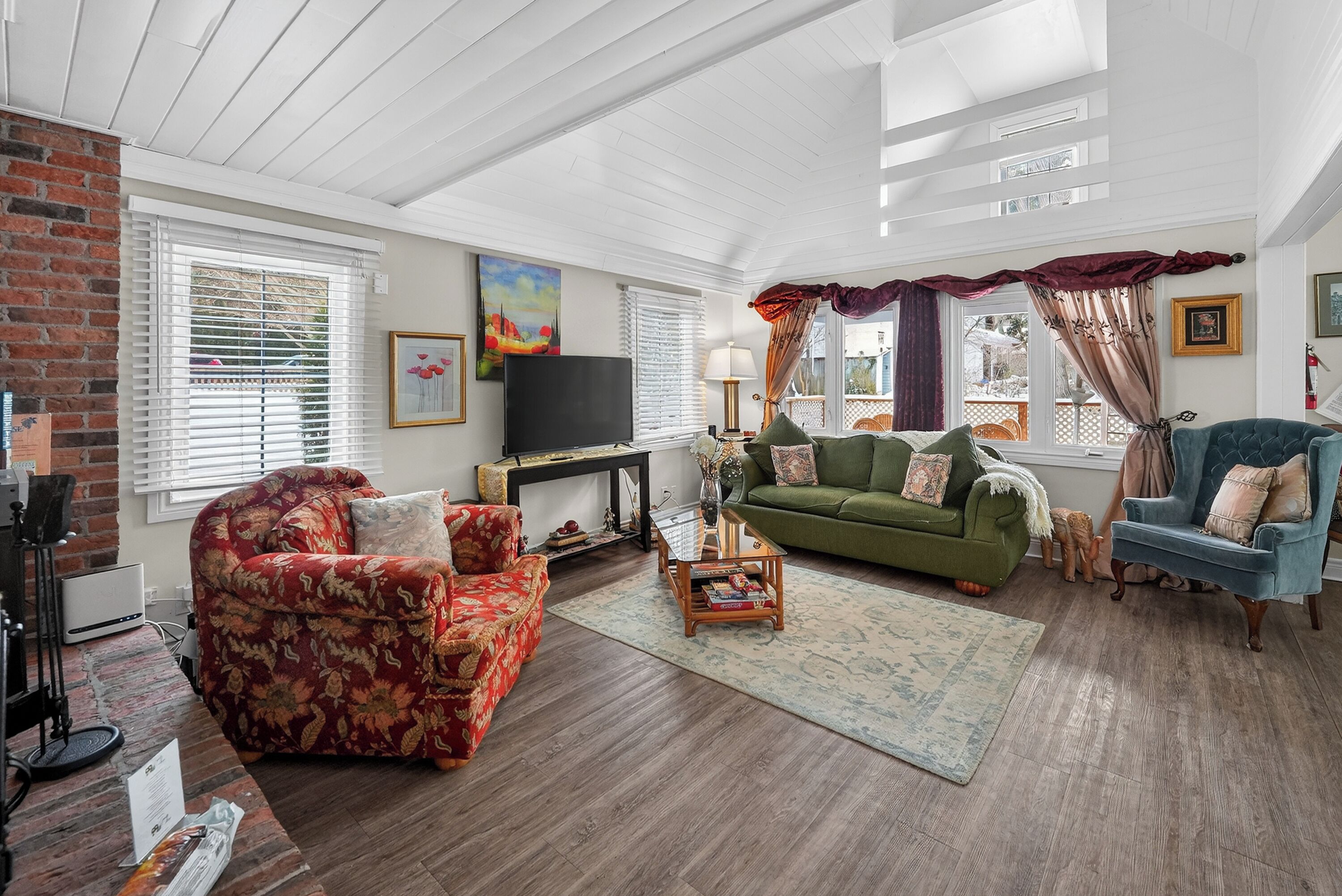 Smart TV, fireplace, books, stereo