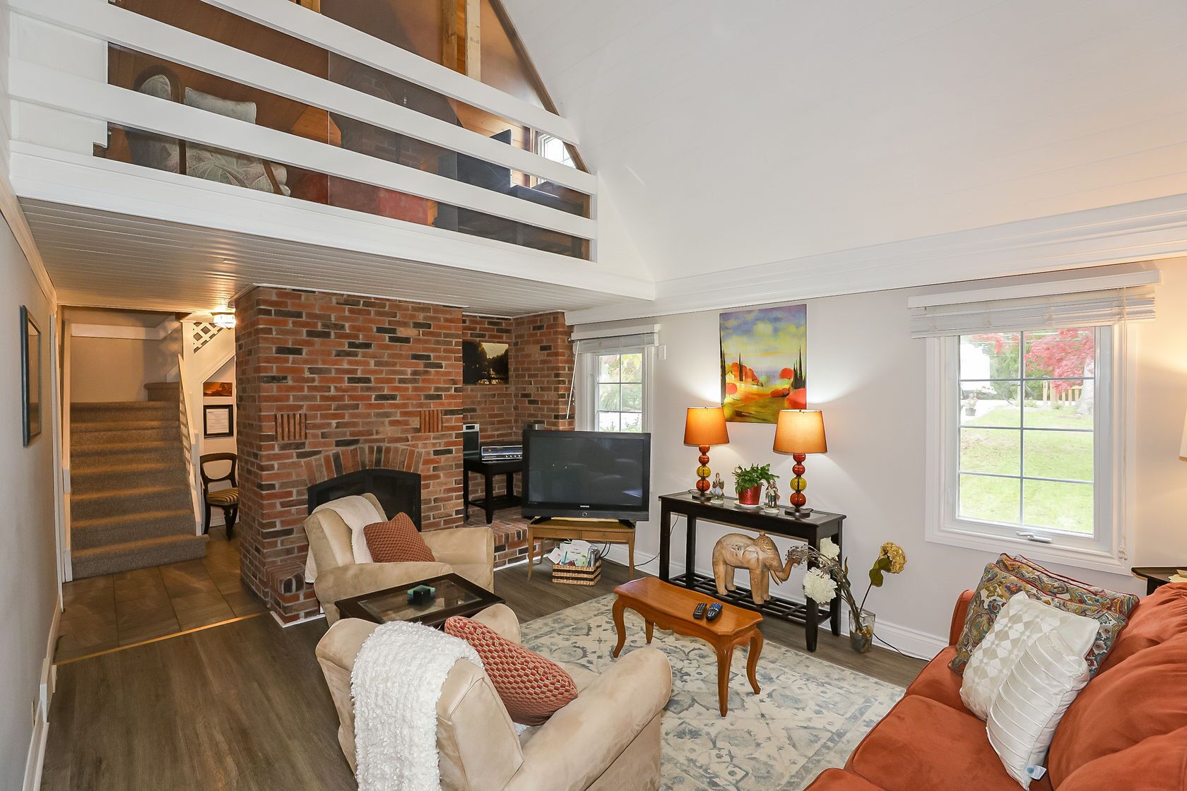 Smart-TV, peis, bøker og stereoanlegg