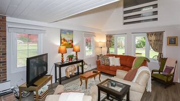 Smart-TV, Kamin, Bücher, Stereoanlage