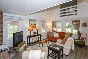 Téléviseur connecté, foyer, livres, chaßne audio