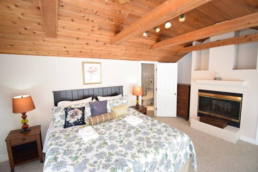 Huge,  #1 Location, Golf course, skyline Toronto, Lake, Main St, a short walk.