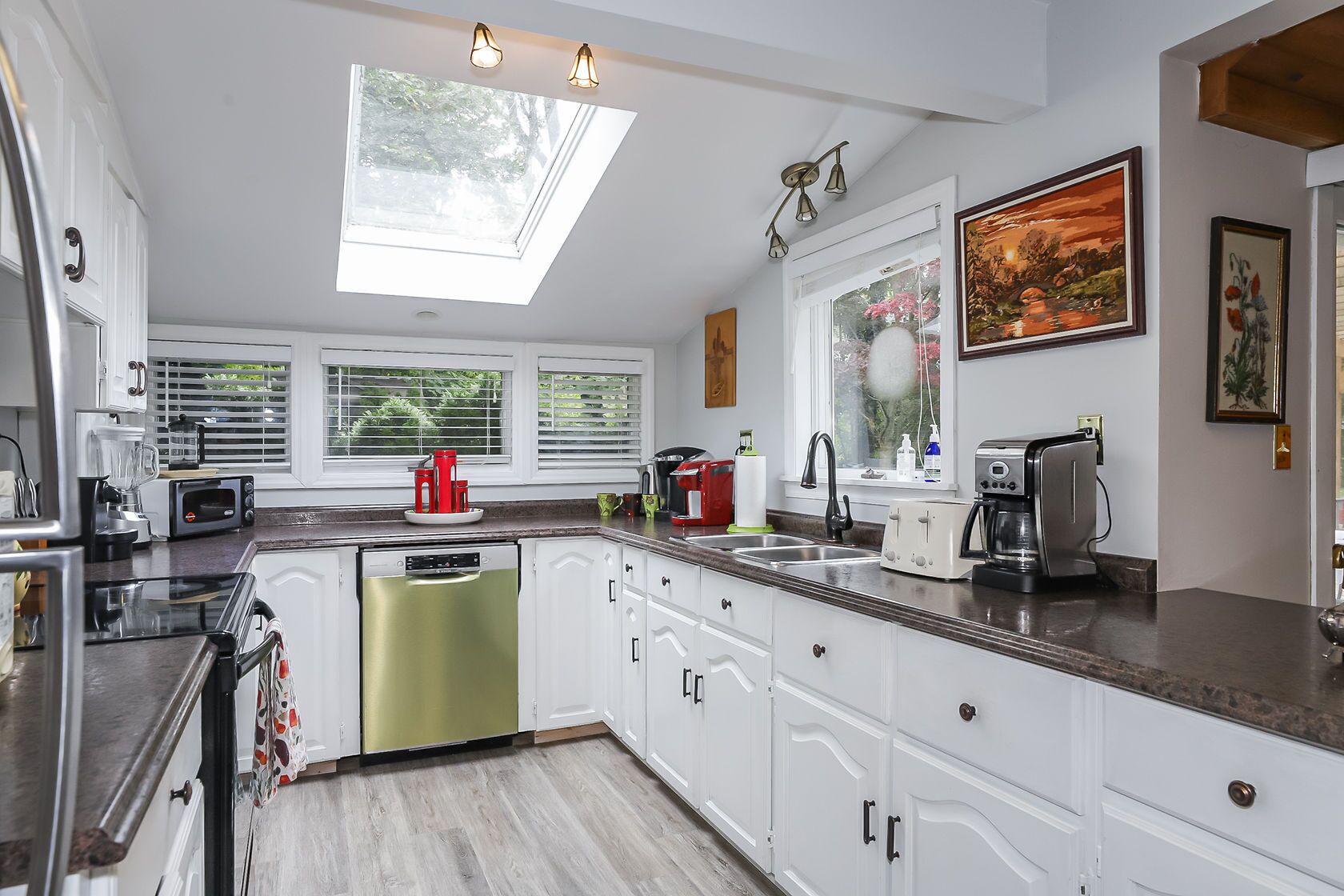 Huge,  #1 Location, Golf course, skyline Toronto, Lake, Main St, a short walk.