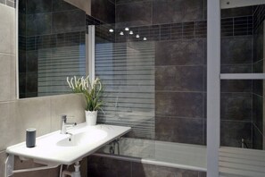 Badewanne, Haartrockner, Handtücher, Seife