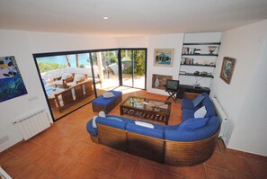 Smart TV, fireplace, DVD player, stereo