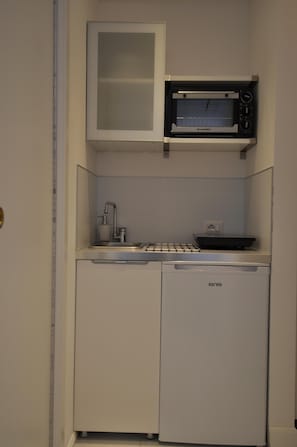 Kylskåp, spishäll, kaffe- och tebryggare och grytor/köksredskap