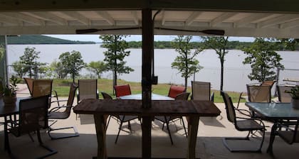 Hermosa casa frente al lago en la puesta Shores