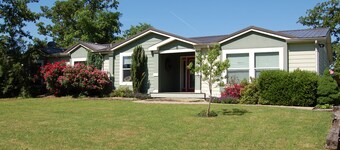 Beautiful Lakefront Home At Sunset Shores