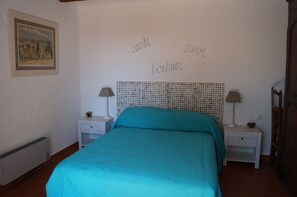 2 bedrooms, iron/ironing board, travel crib, free WiFi - Sea view Provencal house  , garden, shared swimming pool,  beaches on feet, BBQ. (Sainte-Maxime)