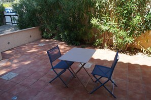Outdoor dining - Sea view Provencal house  , garden, shared swimming pool,  beaches on feet, BBQ. (Sainte-Maxime)