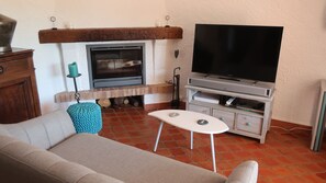 TV, fireplace, video games, DVD player - Sea view Provencal house  , garden, shared swimming pool,  beaches on feet, BBQ. (Sainte-Maxime)
