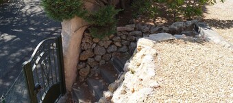 Sea view Provencal house , garden, shared swimming pool, beaches on feet, BBQ.