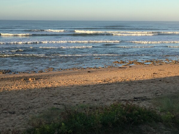 Ranta lähistöllä, aurinkotuoleja