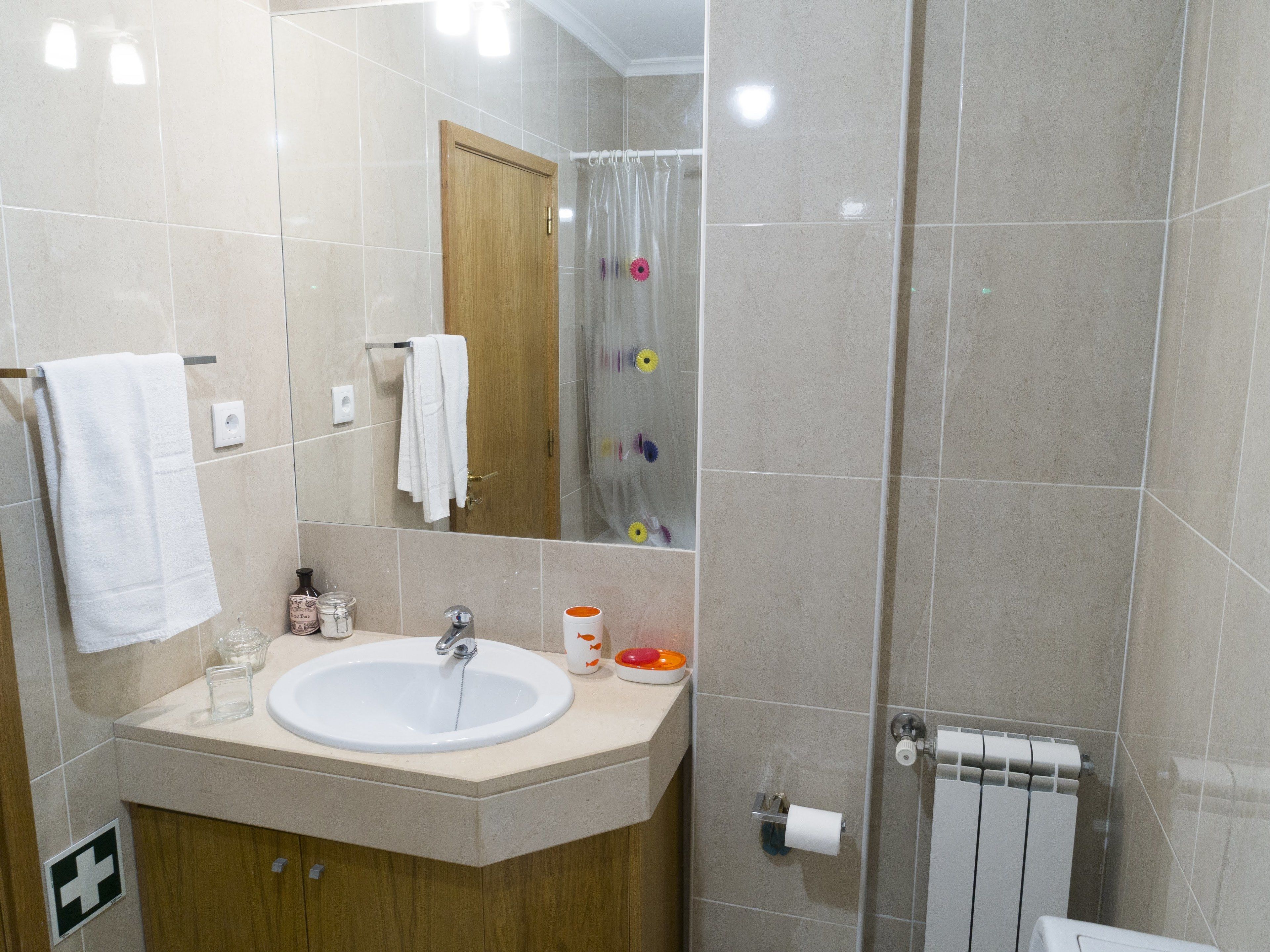 Bañera, artículos de tocador gratuitos, bidet, toallas