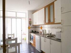 Apartment, 2 Bedrooms, Non Smoking, Sea View | Dapur peribadi | Peti sejuk, ketuhar gelombang mikro, ketuhar, dapur 