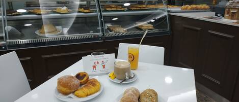 Daily continental breakfast (EUR 6 per person)