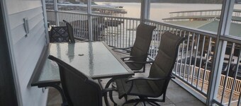 Keine Schritte Waterfront Main Channel View Poolside Condo