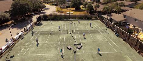 Una cancha de tenis al aire libre rodeada de edificios residenciales.
