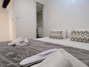 1 chambre, fer et planche Ă repasser