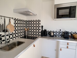 Kjøleskap, mikrobølgeovn, kaffetrakter/tekoker og vannkoker