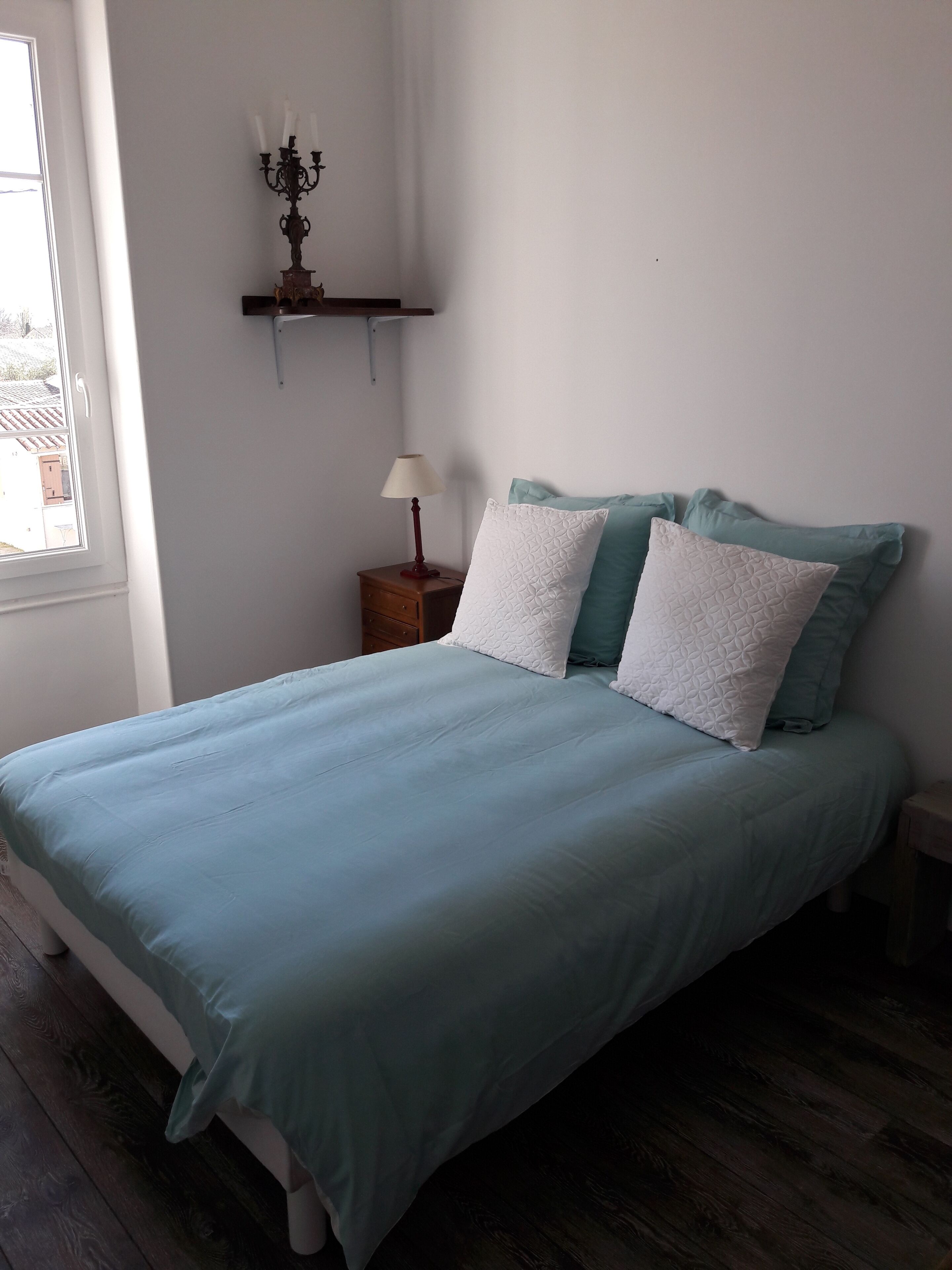 6 bedrooms, iron/ironing board, WiFi, bed sheets