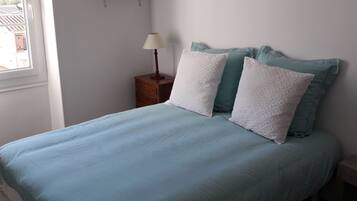 6 bedrooms, iron/ironing board, WiFi, bed sheets