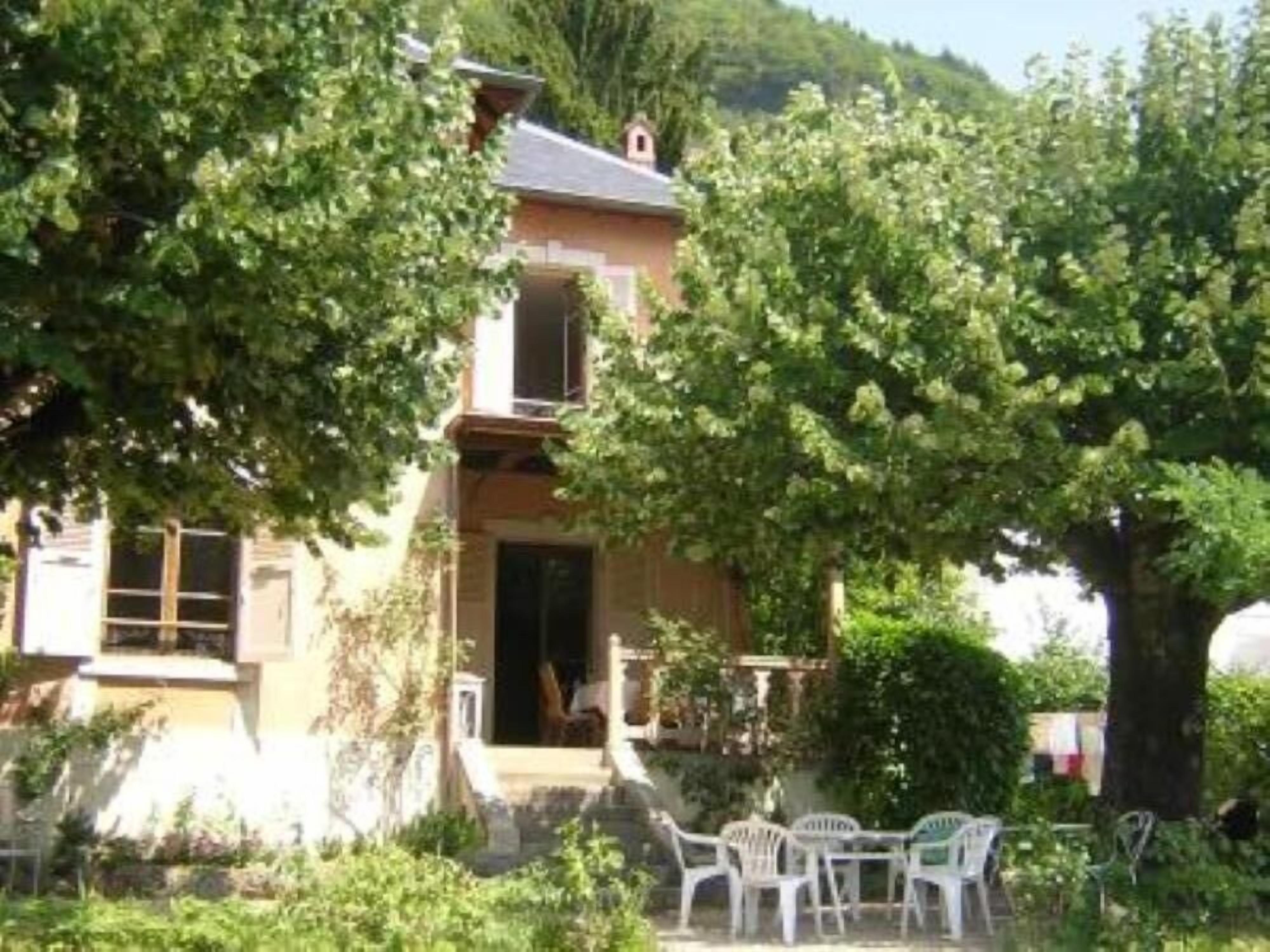 Familial house with garden, just on the lake
