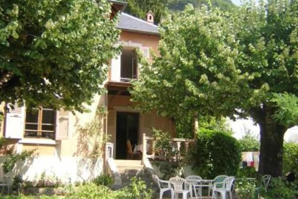 Familial house with garden, just on the lake