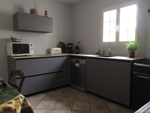 Køleskab, mikrobølgeovn, ovn, kogeplade