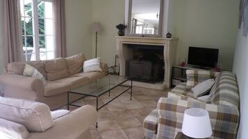 TV connectée, livres, chaîne hi-fi