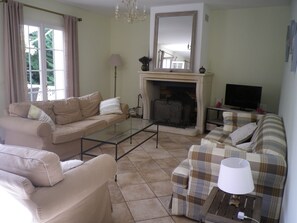 TV connectée, livres, chaîne hi-fi