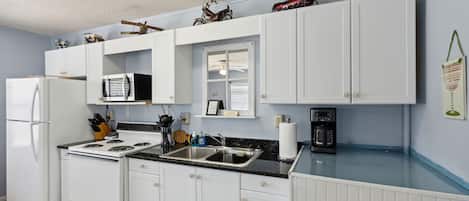 Frigorífico, microondas, horno y placa de cocina