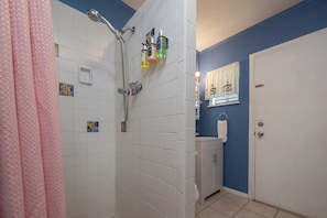 Dusche, Haartrockner, Handtücher, Seife