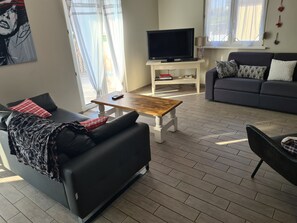 تلفزيون، مشغل دي في دي، كرة قدم الطاولة، كُتُب