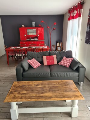 Televisión, reproductor de DVD, futbolito y libros 