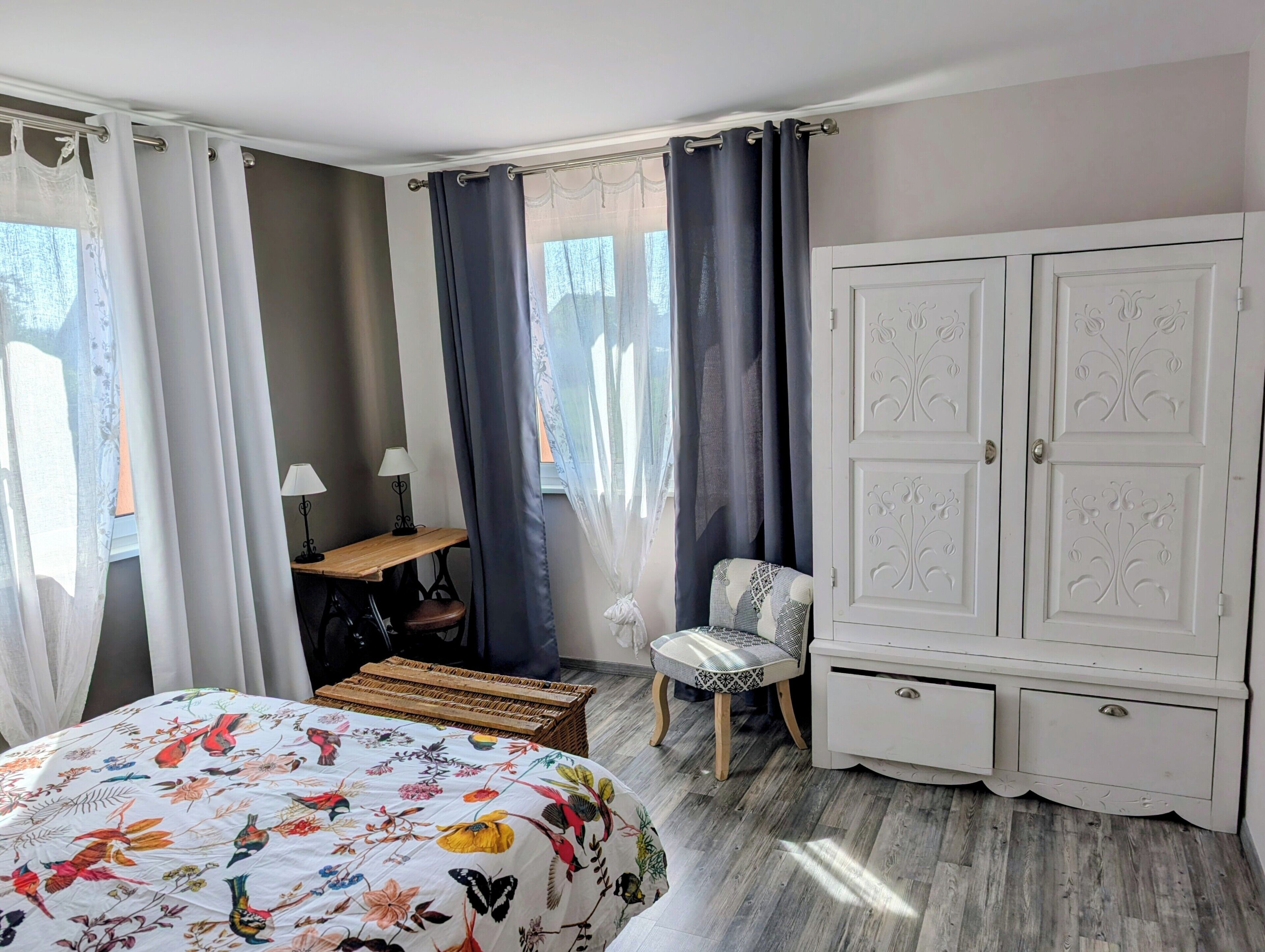 2 slaapkamers, een bureau, een strijkplank/strijkijzer, reisbedje