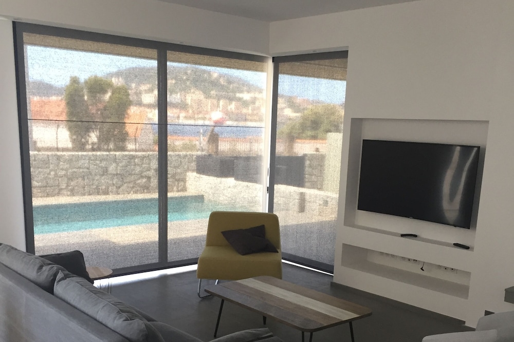 Exceptional villa facing the sea, at the entrance of AJACCIO - Beach at 100 meters
