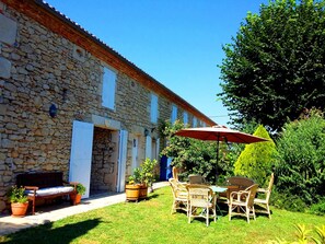 Outdoor dining - House **** with pool, near Saint Emilion, eco-lodge, massage, 8 people (Caumont)
