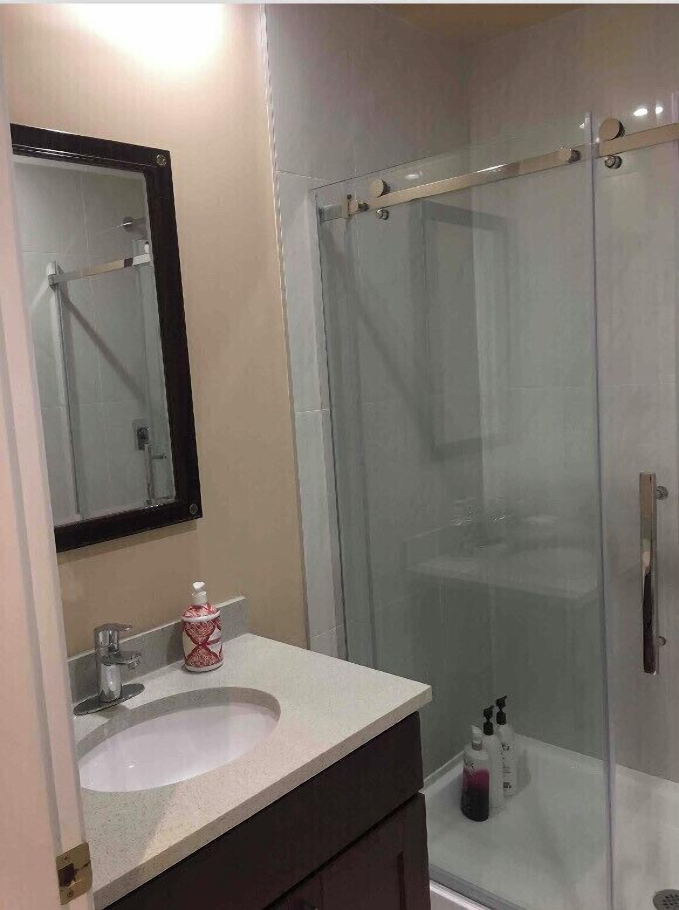Een douche, een haardroger, handdoeken, zeep