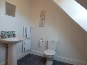 Combined shower/bathtub, hair dryer, towels, soap