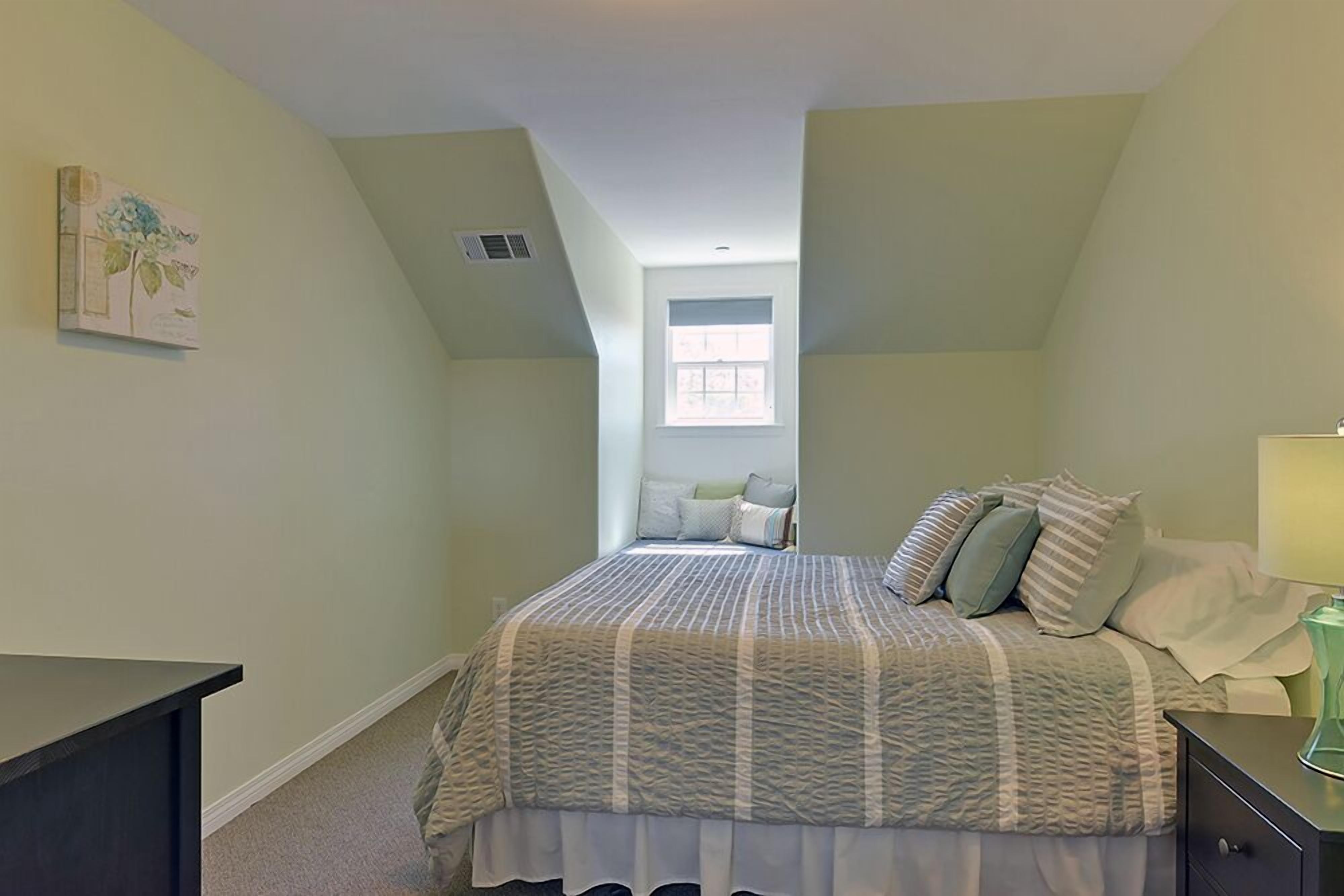 Spacious Rental In A Rural Setting, With Beautiful Views And Close To Town.