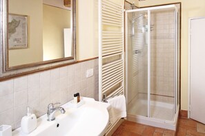 Hair dryer, towels - Right in central Montepulciano. Apartment with view and garden (Montepulciano)