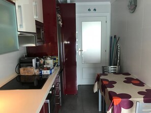 Mikrowelle, Geschirrspüler, Wasserkocher mit Kaffee-/Teezubehör