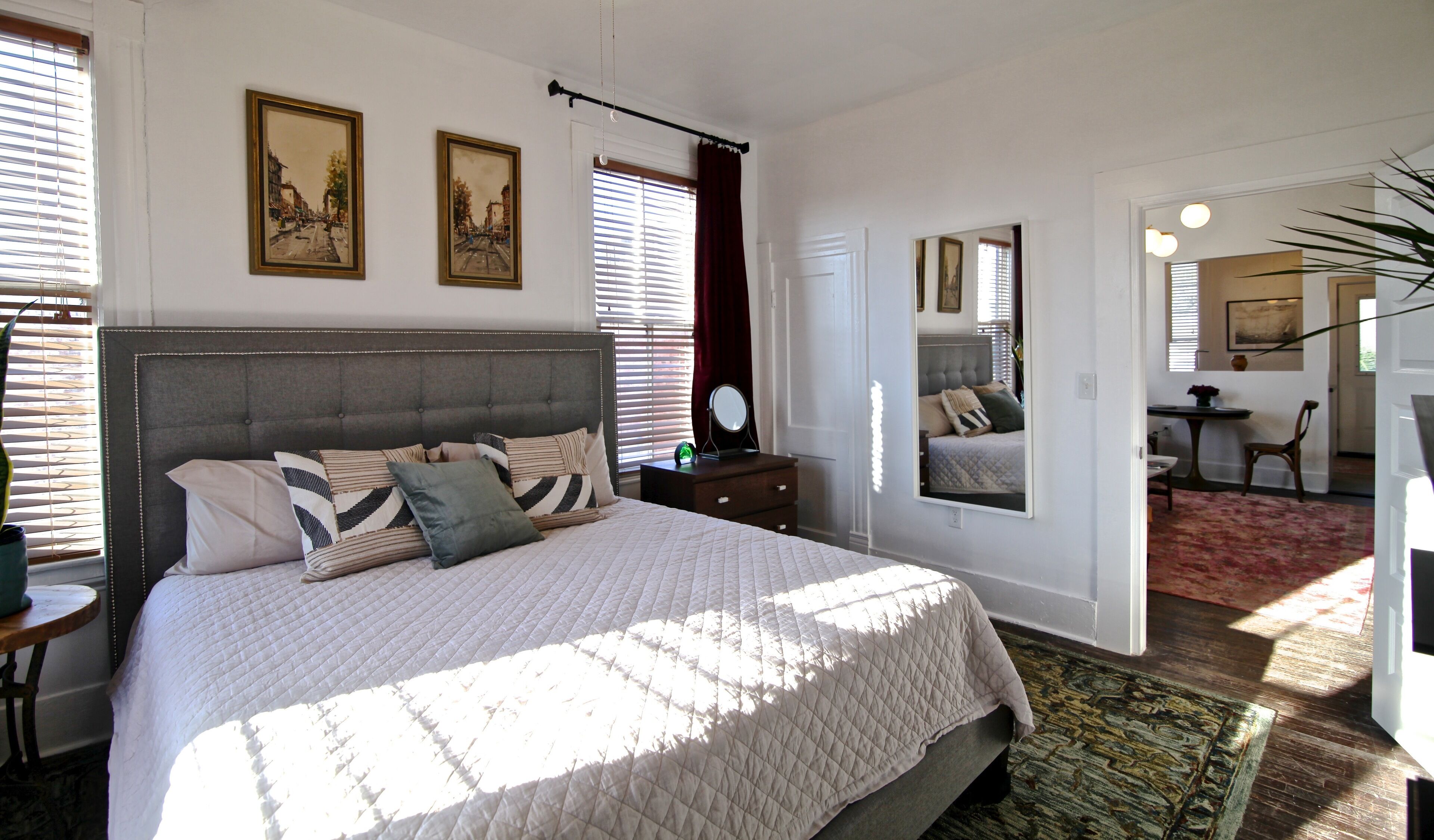 Renovated EaDo Flat, walk to GRB, bars, stadium-above restaurant & bar adjacent