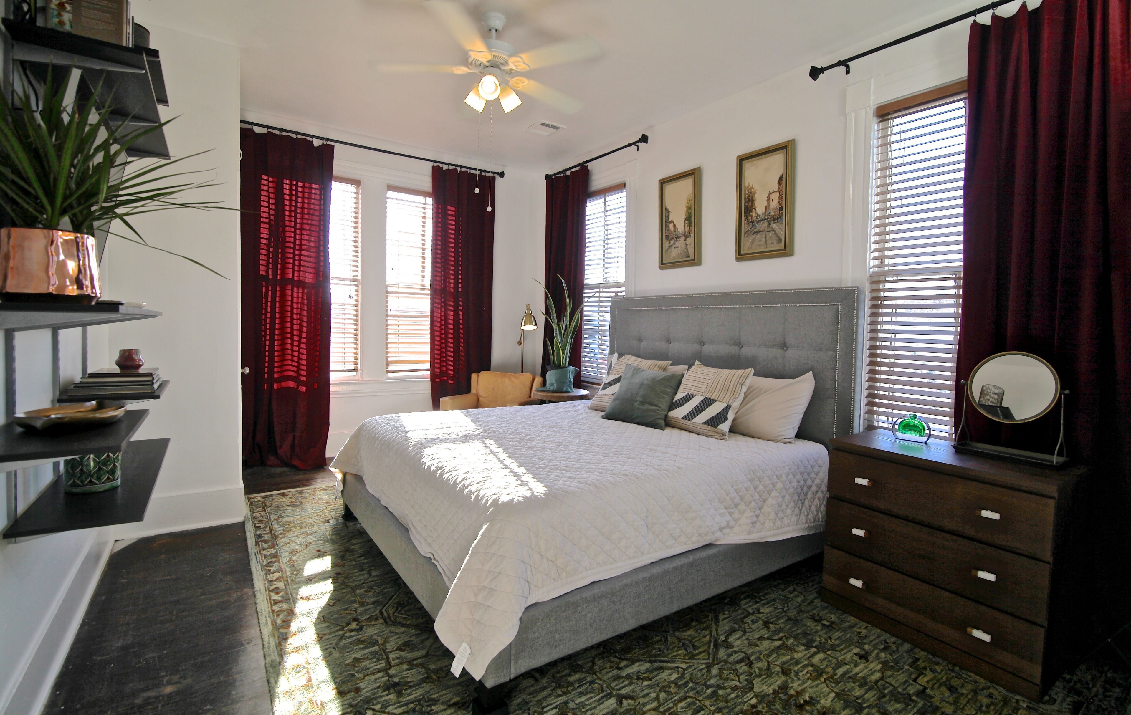 Renovated EaDo Flat, walk to GRB, bars, stadium-above restaurant & bar adjacent