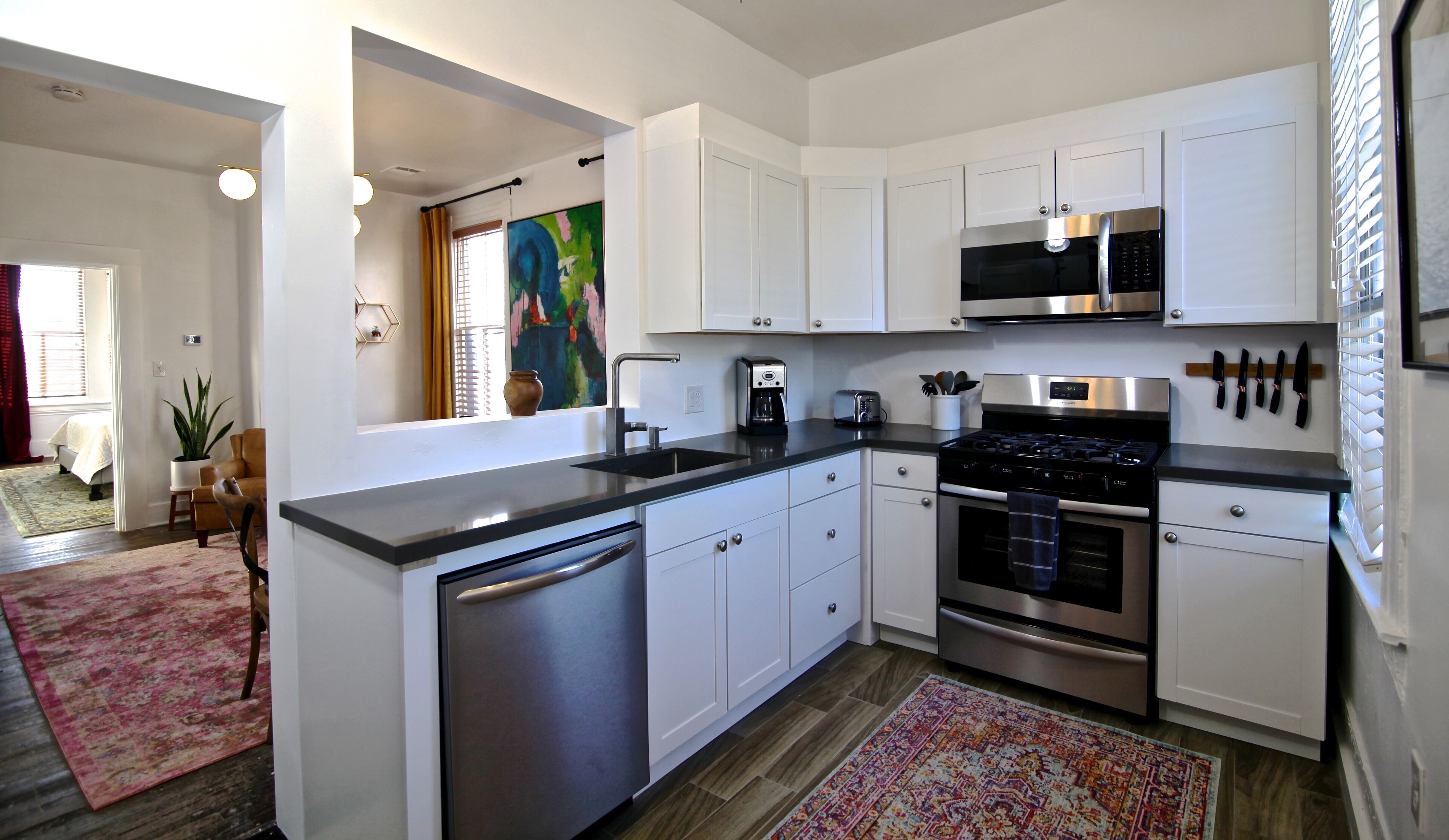 Renovated EaDo Flat, walk to GRB, bars, stadium-above restaurant & bar adjacent