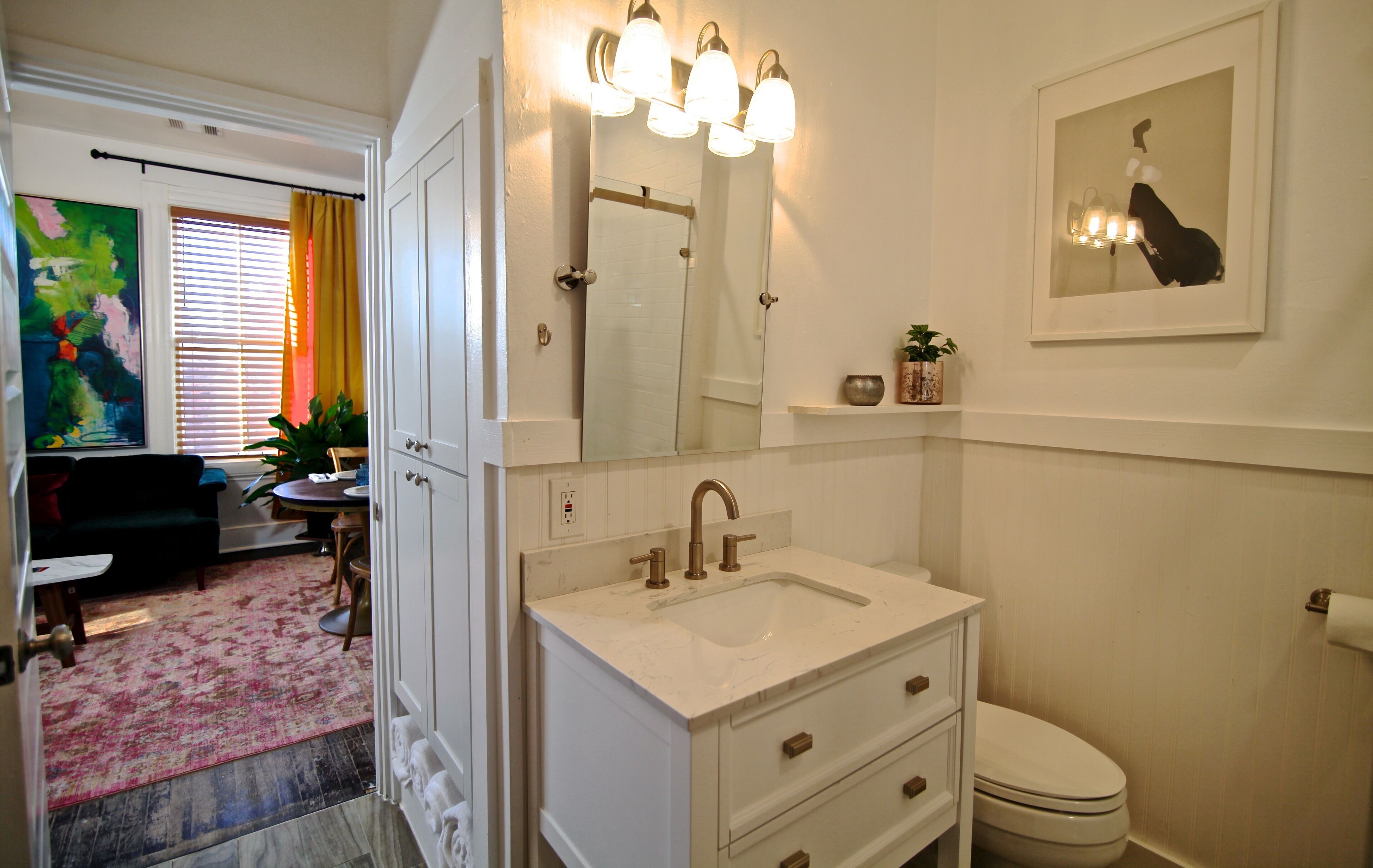 Renovated EaDo Flat, walk to GRB, bars, stadium-above restaurant & bar adjacent