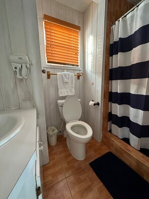 مجففات شعر، مناشف، صابون، ورق حمّام